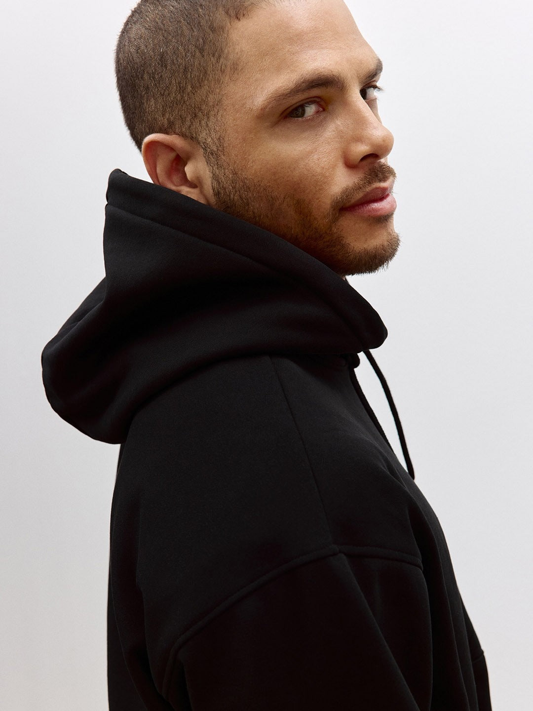 Men Black Relaxed Fit Hoodie – Comfortable Cotton Sweatshirt for Everyday Style in Pakistan | PRINDA
