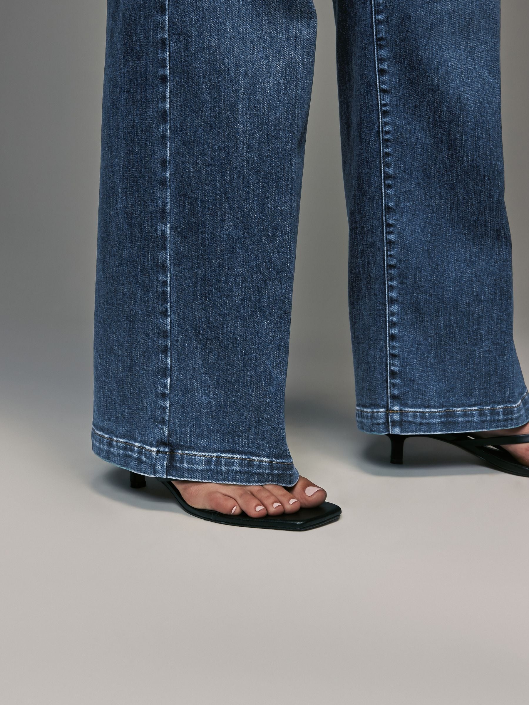 Women Dark Blue Wide Leg Hourglass Jeans – High Waist Flattering Fit Denim Pants in Pakistan | PRINDA