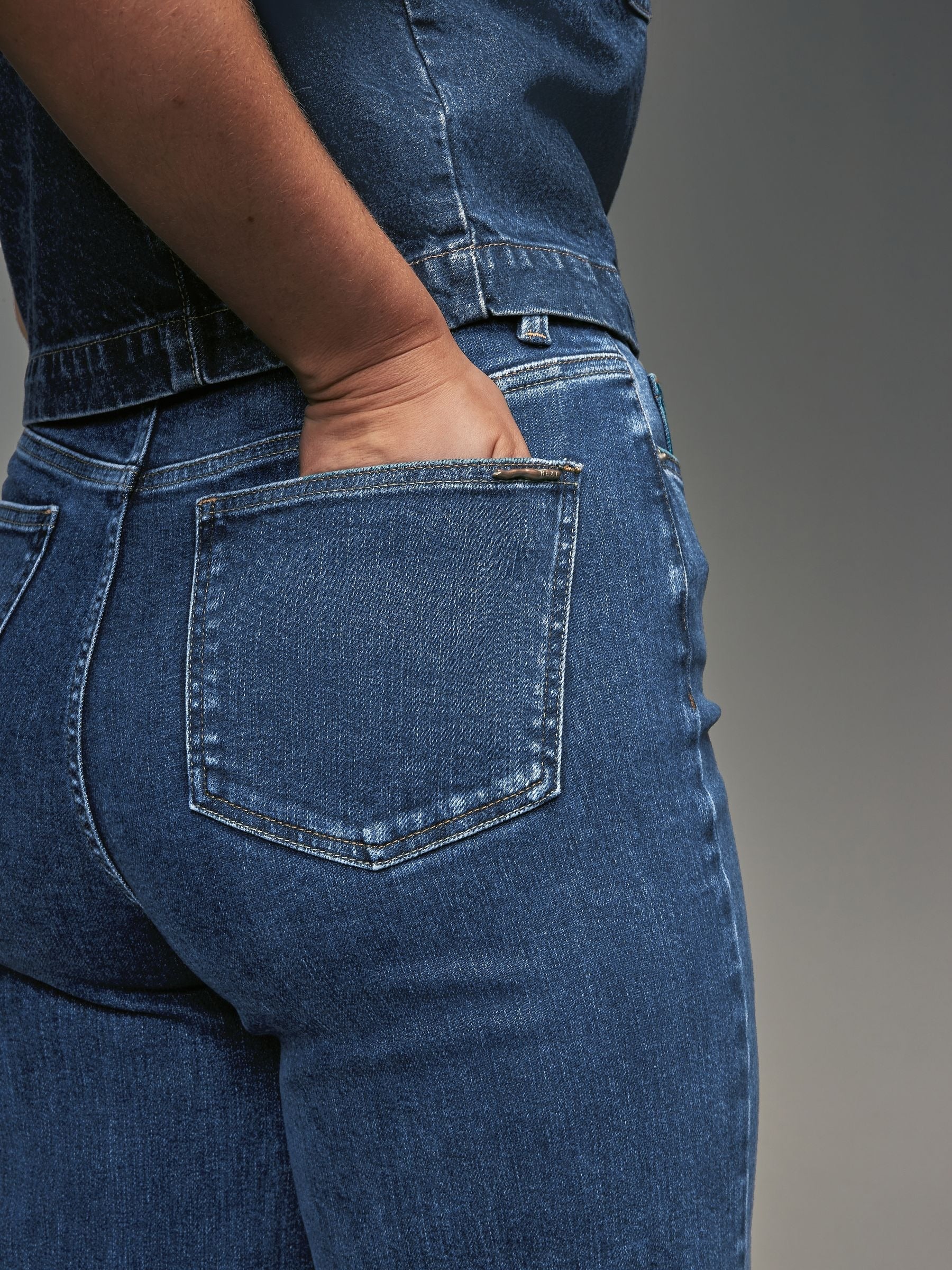 Women Dark Blue Wide Leg Hourglass Jeans – High Waist Flattering Fit Denim Pants in Pakistan | PRINDA